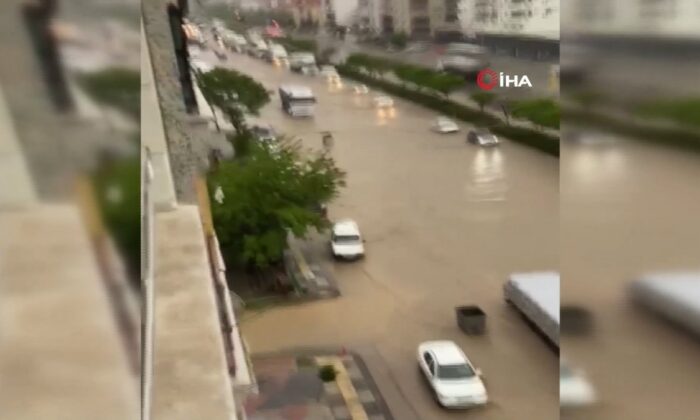 Ankara’da sağanak yağış hayatı felç etti!.