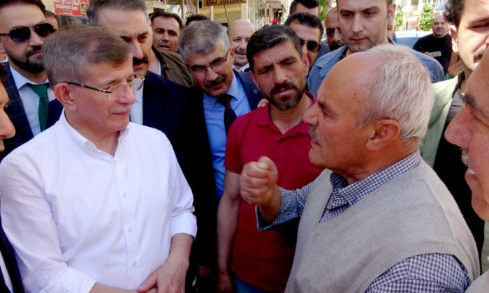 Ahmet Davutoğlu’na Adıyaman’da şehit babasından tepki..