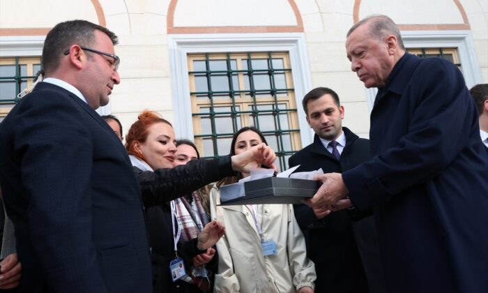 Cumhurbaşkanı Erdoğan’dan gazetecilere tatlı ikramı..