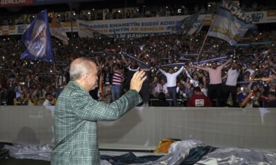 Cumhurbaşkanı Erdoğan, Gençlik Şöleni’nde tribünleri selamladı!.