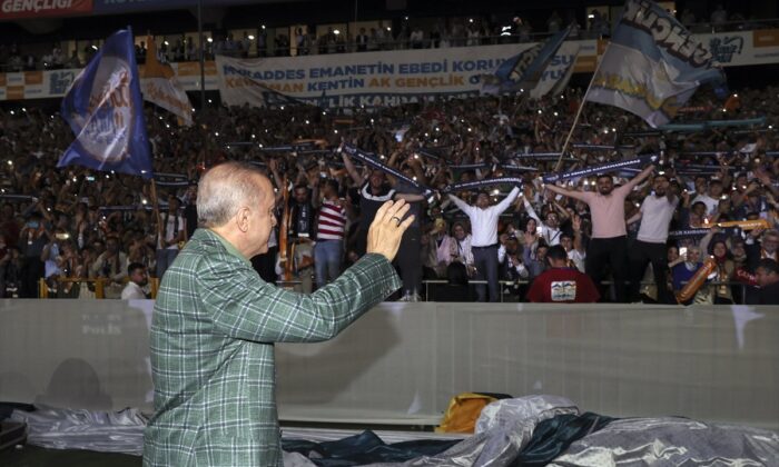 Cumhurbaşkanı Erdoğan, Gençlik Şöleni’nde tribünleri selamladı!.