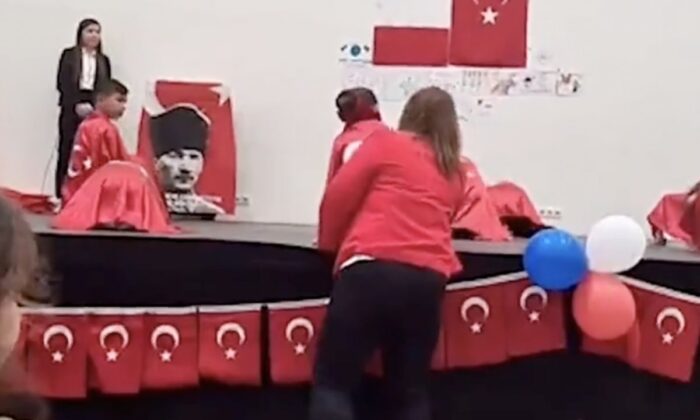 Çocuklara Atatürk’e tapınma ayini yaptırmışlar!. Fransa’daki bir Türk okulundan 23 Nisan görüntüleri..