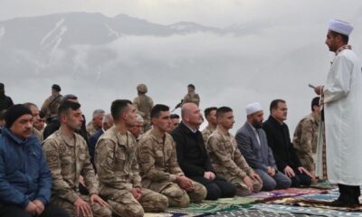 Süleyman Soylu, Bayram Namazını İran sınırındaki Zirvin Tepe Üs Bölgesi’ndeki askerlerle kıldı!.