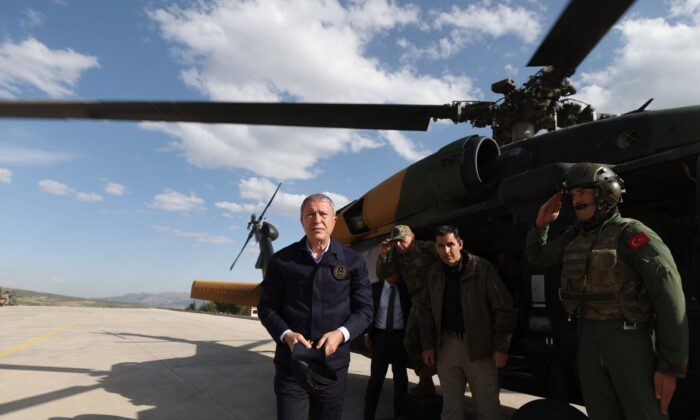 Hulusi Akar ve Kuvvet Komutanları sınır hattında..