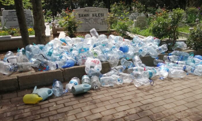 İmamoğlu’nun fosso ibrik şovu tutmadı! İstanbul’da mezarlıklar çöplüğe döndü!.