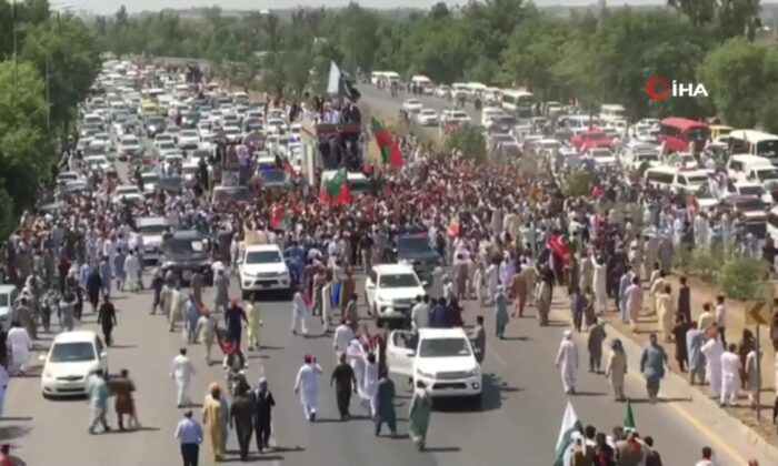 Pakistan’da İmran Khan destekçileri sokağa döküldü!.