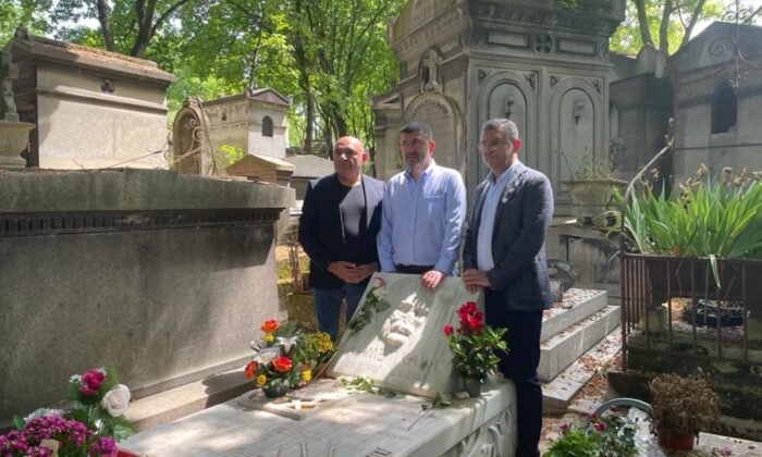Père Lachaise’de seçim yatırımı! CHP’li heyet, Ahmet Kaya ve Yılmaz Güney’in kabrine gitti!.