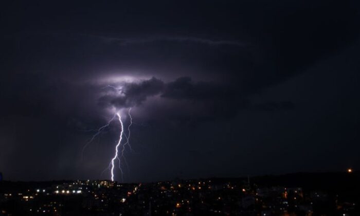 Meteorolojiden peş peşe kuvvetli sağanak yağış uyarısı..