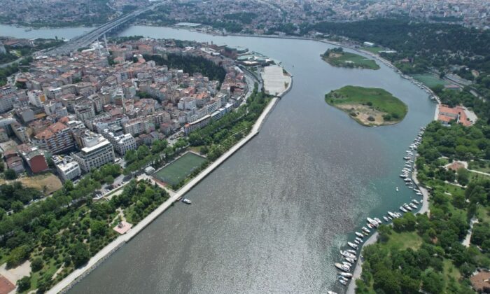 Haliç kokuyor! Suyun rengi kahverengiye döndü!.