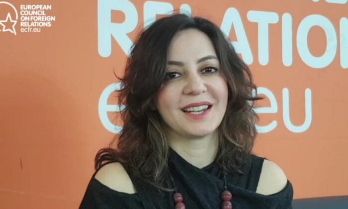 Bu kez geri adım atıp, İstanbul Havalimanı’nı öven Aslı Aydıntaşbaş karşı mahallede linç ediliyor!.