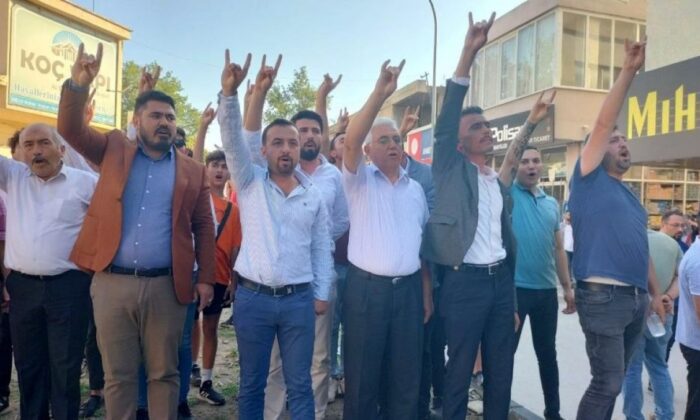Ahmet Davutoğlu, Bahçeli’nin memleketi Osmaniye’de protesto edildi!.