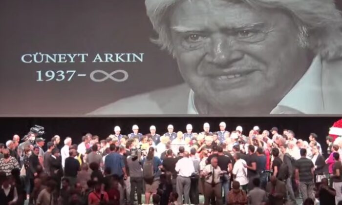 Cüneyt Arkın’ın cenazesinde fotoğraf yarışına girenler uzaklaştırıldı!.