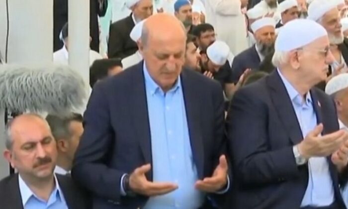 Oy için yapmayacakları yok! CHP’li vekil Mahmut Efendinin cenazesine katıldı!.