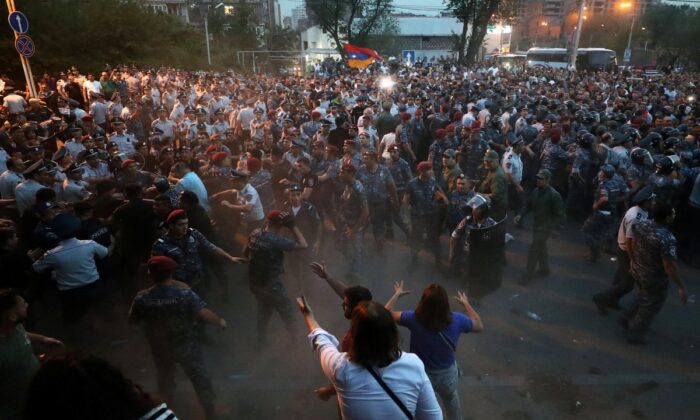 Ermenistan’da polis ve protestocular çatıştı!. 60 yaralı..