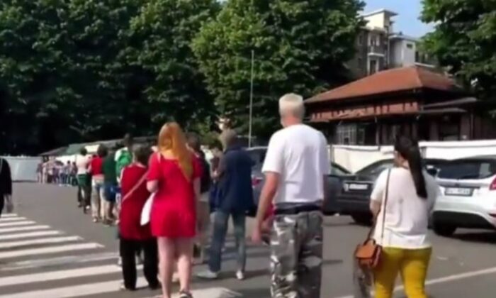 İtalya’da gıda krizi! Yardım kuyrukları uzadıkça uzadı!.