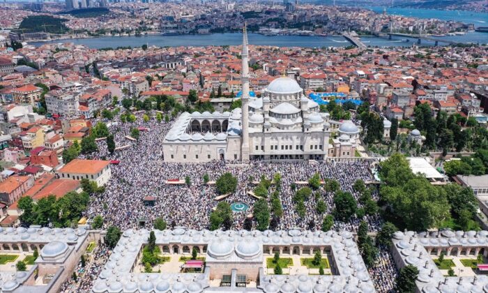 Mahmut Efendinin cenazesinde izdiham! Fatih Camii’nde ki törene 3 milyon kişi katıldı!.