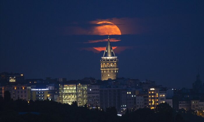 Galata Kulesi’ne tek giriş 175 lira oldu!.