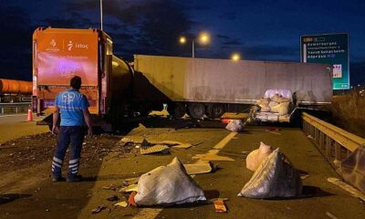 İBB’ye ait tır trafiği birbirine kattı! 2 yaralı..