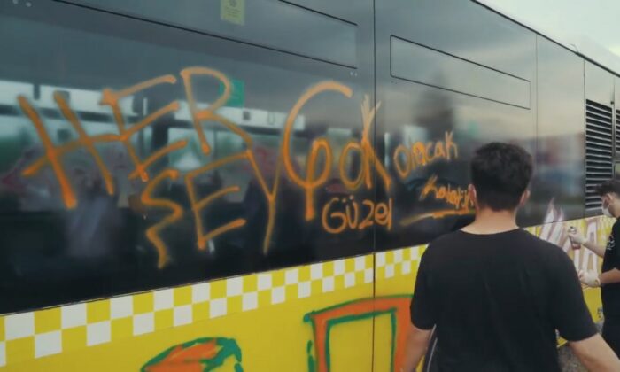 Yapacak başka iş kalmadı!. İBB’den Yenikapı’da otobüs boyama etkinliği..