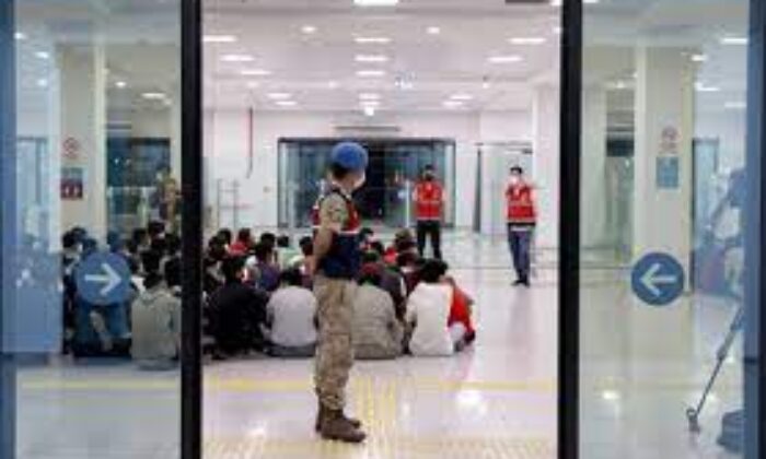 Afganistan uyruklu 221 düzensiz göçmen sınır dışı edildi!.