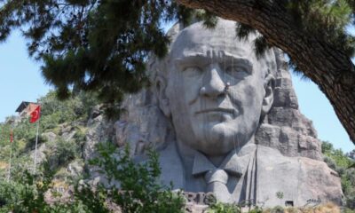 Buca Belediyesi dev Atatürk maskını bakıma aldı!.