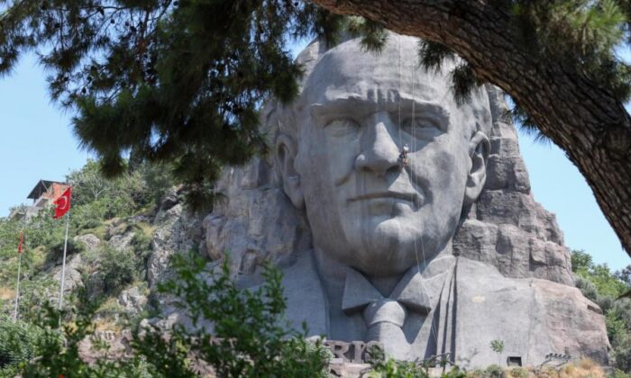 Buca Belediyesi dev Atatürk maskını bakıma aldı!.