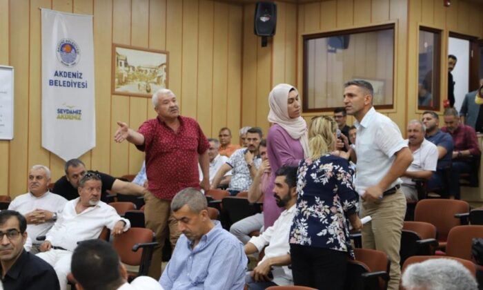 HDP’liler “okumak zorunda değiliz” dedi, Akdeniz Belediye Meclisi’nde İstiklal Marşı ve Öcalan gerginliği..