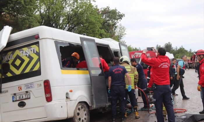 Balıkesir’de katliam gibi kaza! 8 ölü 10 yaralı..