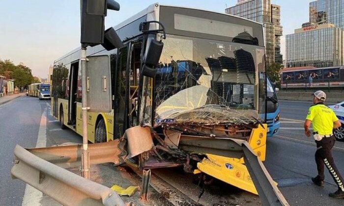 İstanbul’da facianın eşiğinden dönüldü! İETT otobüsü bariyerlere saplandı!.