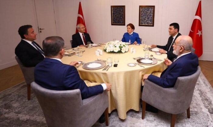 Davutoğlu muhalefeti uyardı! “Kolay bir seçim zaferi olacağını düşünenler yanılıyor!.”