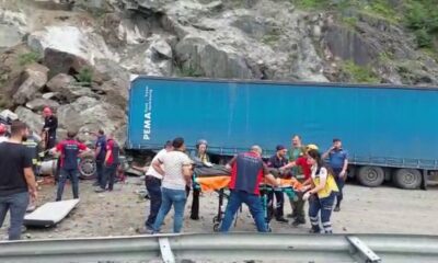Artvin’de heyelan.. Kaya parçaları tırları biçti!.