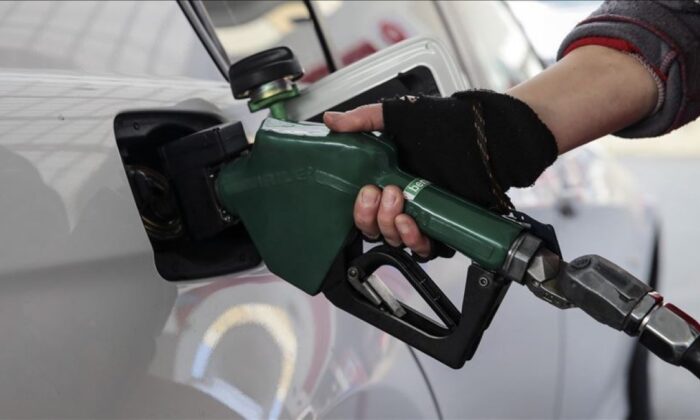 Benzine zam yolda..