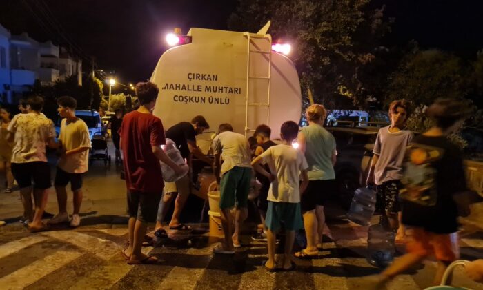 Bodrum’da sular akmıyor! Mahalle muhtarı tankerle su dağıttı!.