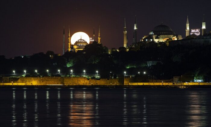 İstanbul yine masal gibi.. Dolunay manzarası büyüledi!.