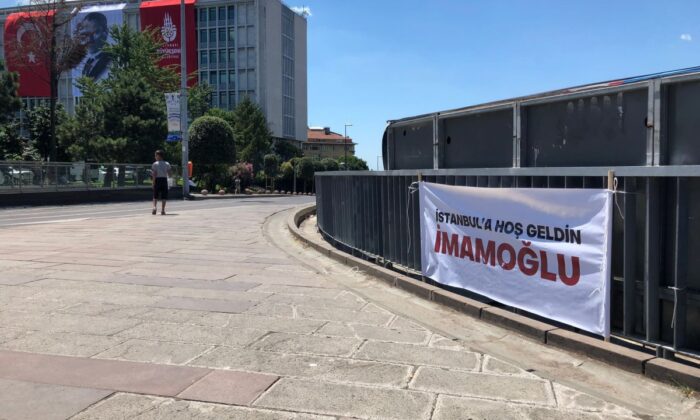 Ekrem İmamoğlu’na pankartlı tatil protestosu..