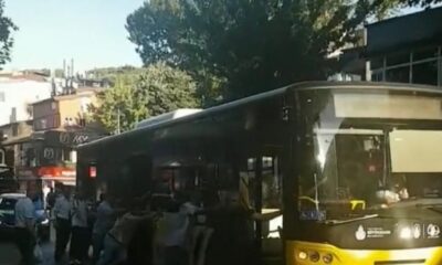 İstanbul buna alıştı!. Çengelköy’de arızalanan İETT otobüsünü yolcular itti!.
