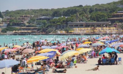 Tatilci istilası! Çeşme’de kalabalıktan adım atacak yer kalmadı!.