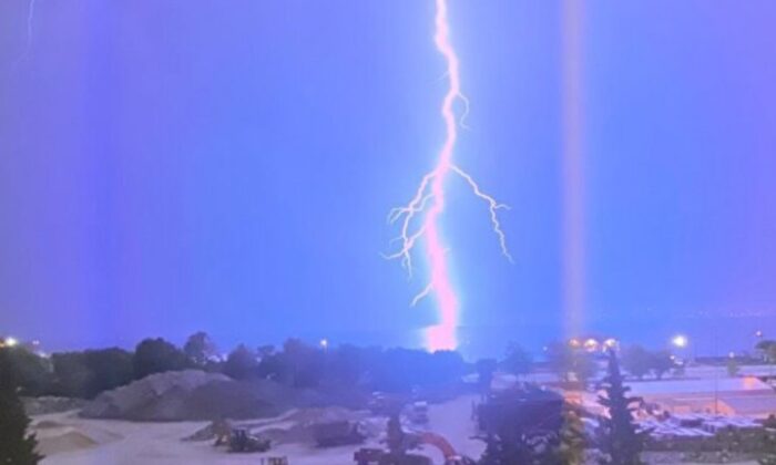 İstanbul’da şimşekler geceyi gündüze çevirdi!.