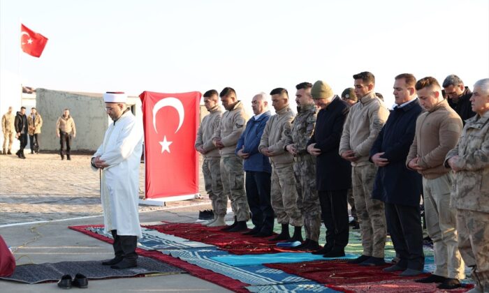 Süleyman Soylu, Bayram Namazını askerlerle kıldı!.