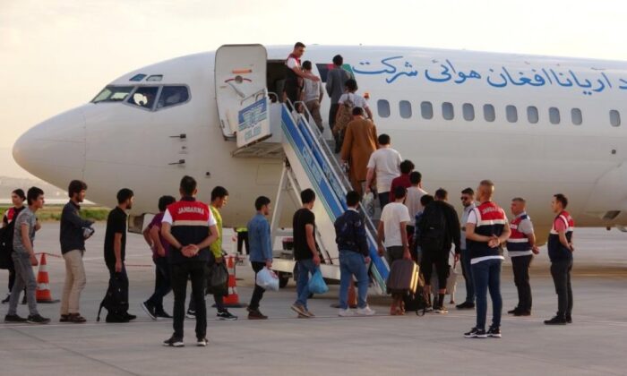 Van’da 408 düzensiz göçmen daha ülkelerine geri gönderildi!.