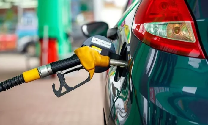 Benzine indirim, motorine zam yapılacak!.