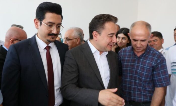 Aksaray’da esnaflardan Ali Babacan’a altılı masa tepkisi..