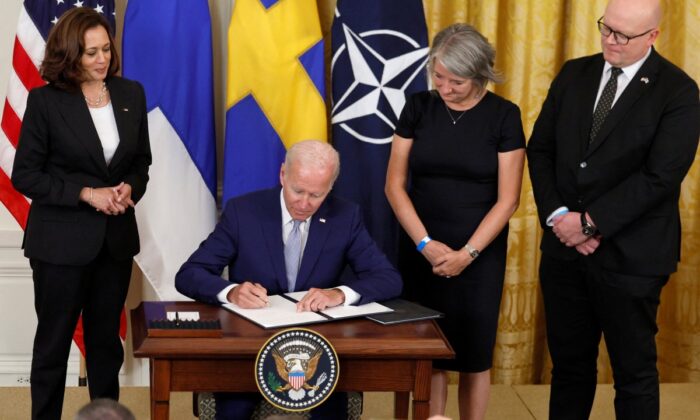 Joe Biden, Finlandiya ve İsveç’in NATO katılım belgelerini imzaladı!.