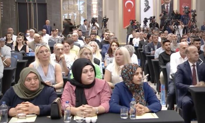 Seçim yaklaşırken CHP, toplantısına başörtülü kadınları topladı!.