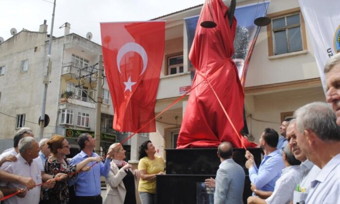 Mahir oldukları başka iş yok! CHP’li Uzunköprü Belediyesi heykel açılışı yaptı!.