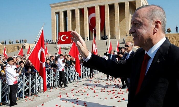 Cumhurbaşkanı Erdoğan’a Anıtkabir’de sevgi gösterisi..