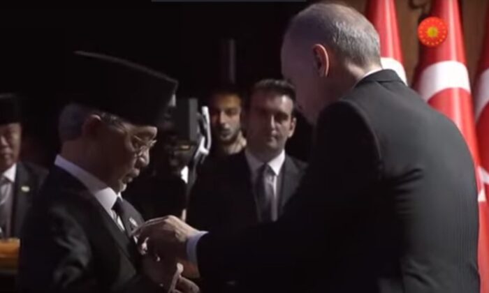 Cumhurbaşkanı Erdoğan, Malezya Kralı’na Devlet Nişanı verdi!.