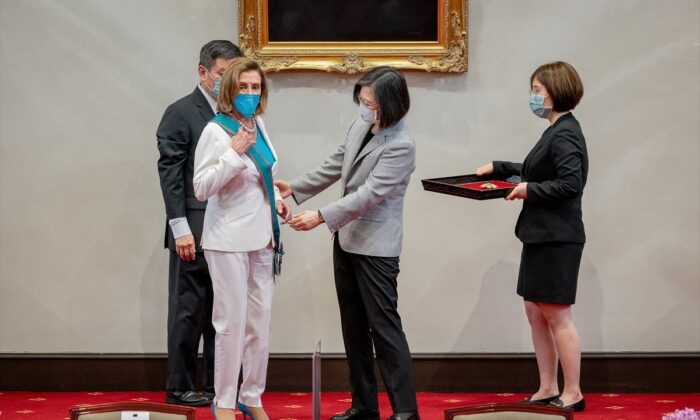 Tayvan, Pelosi’ye şeref madalyası verdi!.