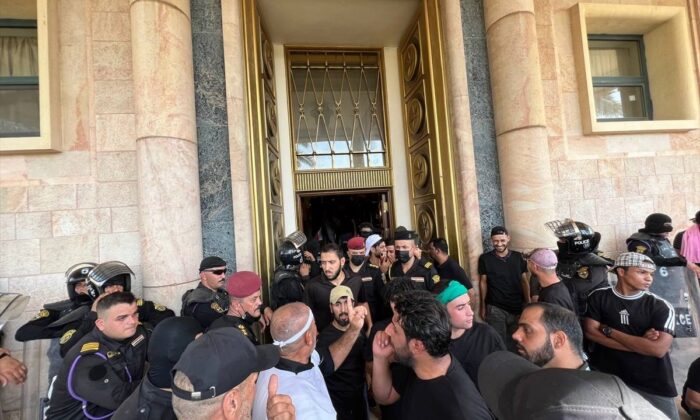 Irak’ta Sadr yanlıları, Cumhurbaşkanlığı Sarayı’nı bastı!.