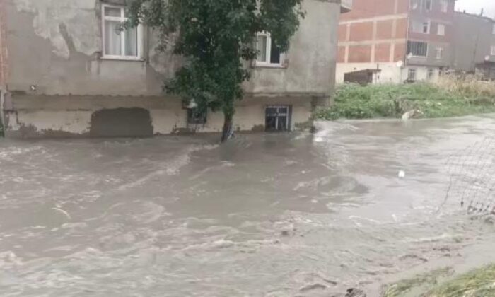 İstanbul’da sağanak nedeniyle su baskınları yaşanıyor!.